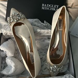 New in box Badgley Mischka bridal flats